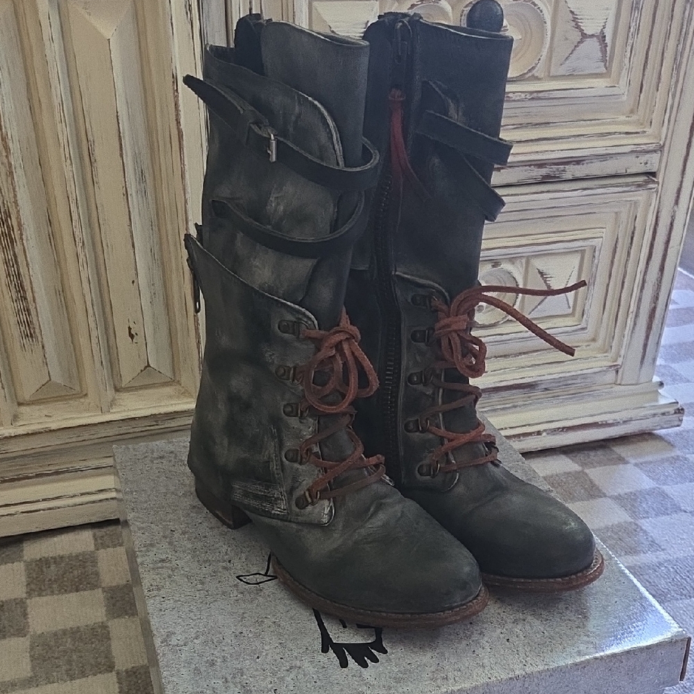 Freebird By Steven - Ravi LIKE NEW Black, Distressed Women's Size 10